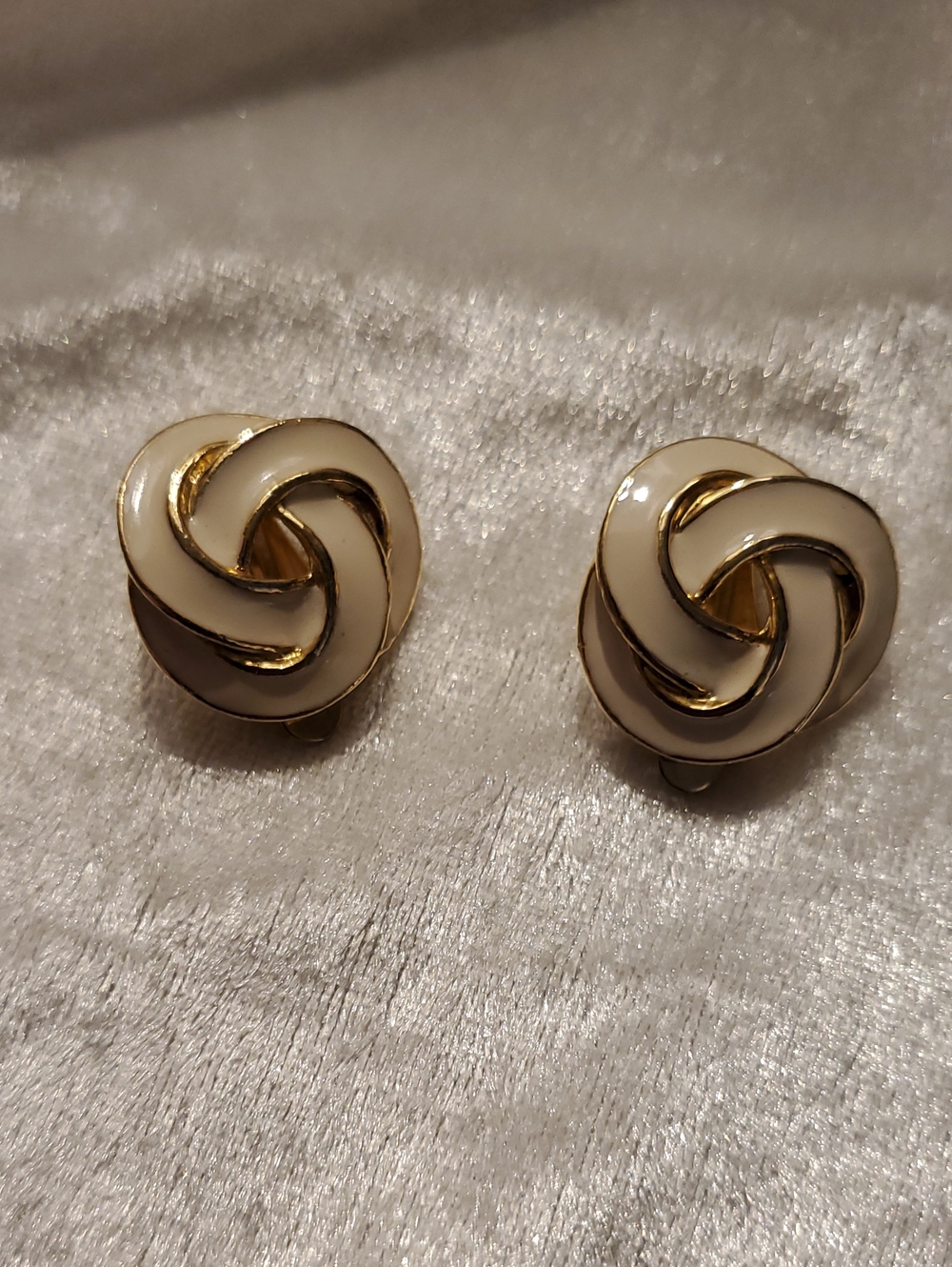 Vintage Gold Tone Cream Enamel Knot Shaped Clip On Earrings Unsigned